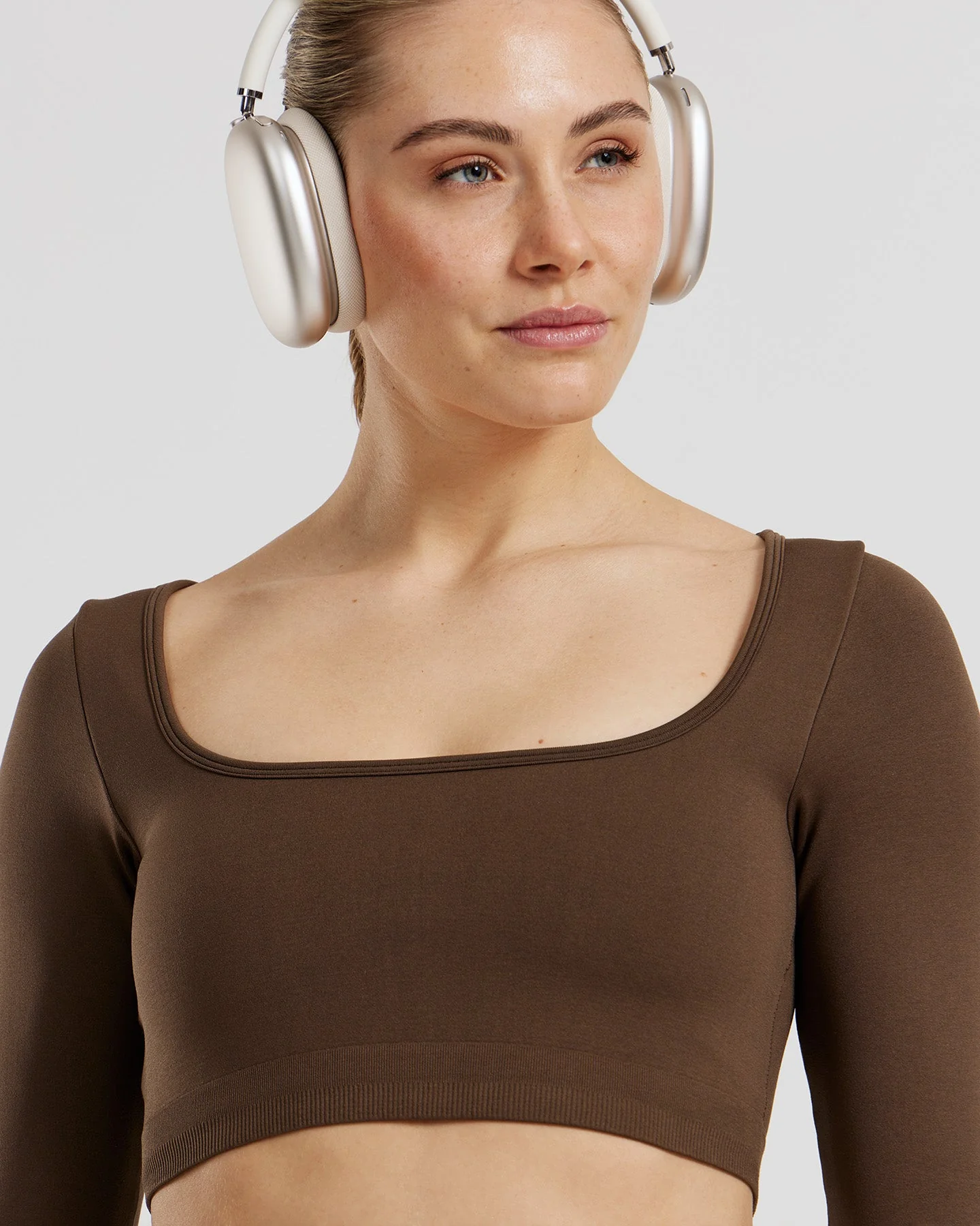 Define 2.0 Long Sleeve Built-In Bra Top | Cocoa - Image 4