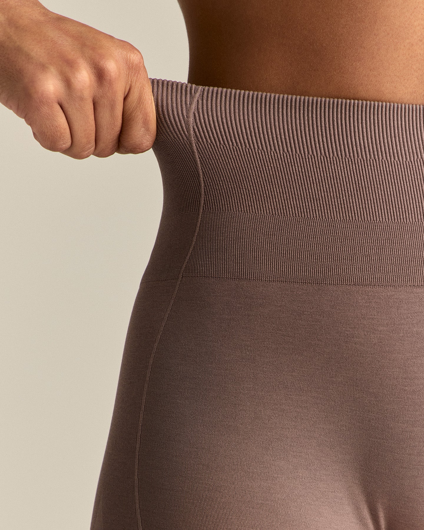 Define 2.0 High Waist Scrunch Shorts 4" | Mocha - Image 4