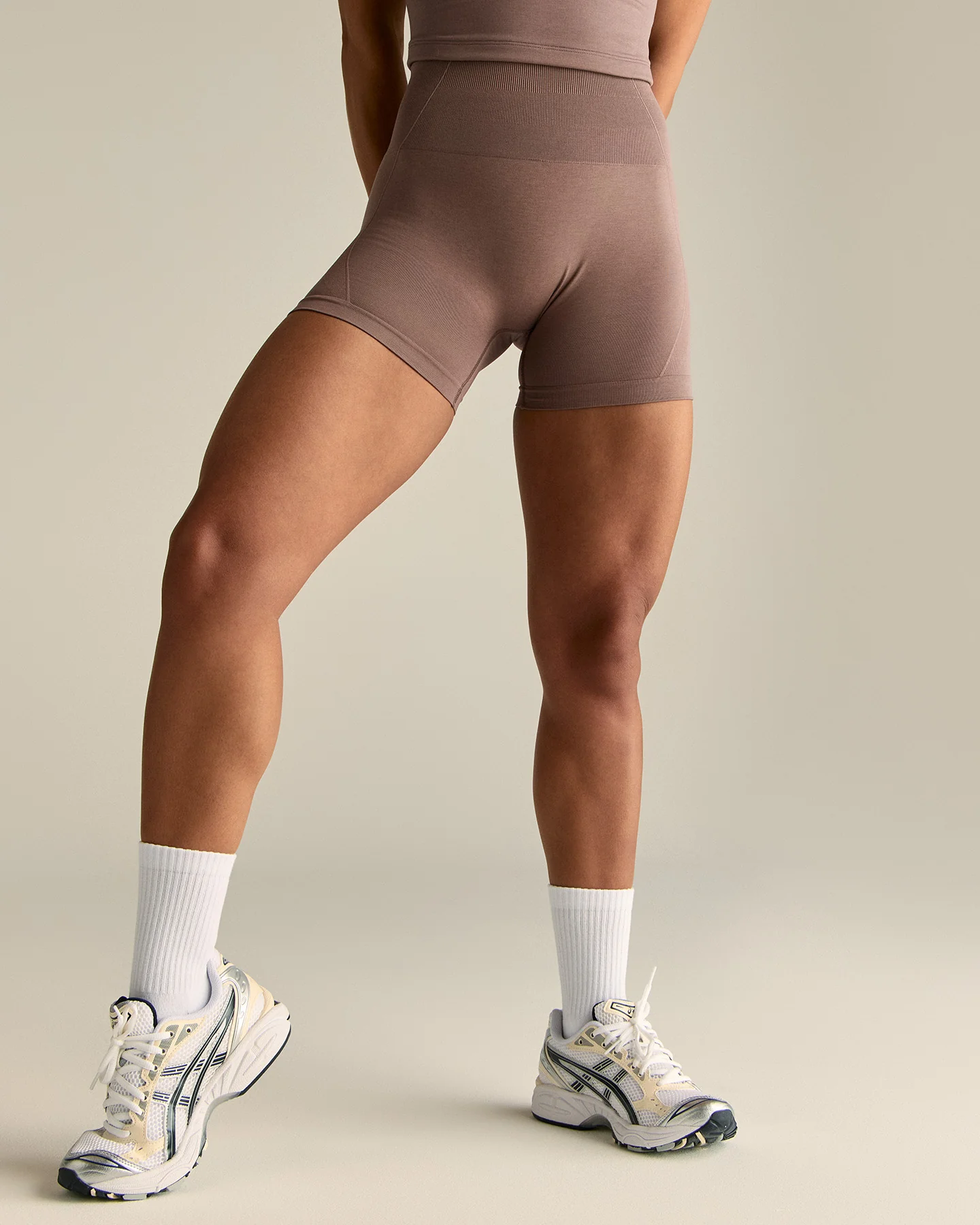 Define 2.0 High Waist Scrunch Shorts 4" | Mocha - Image 7