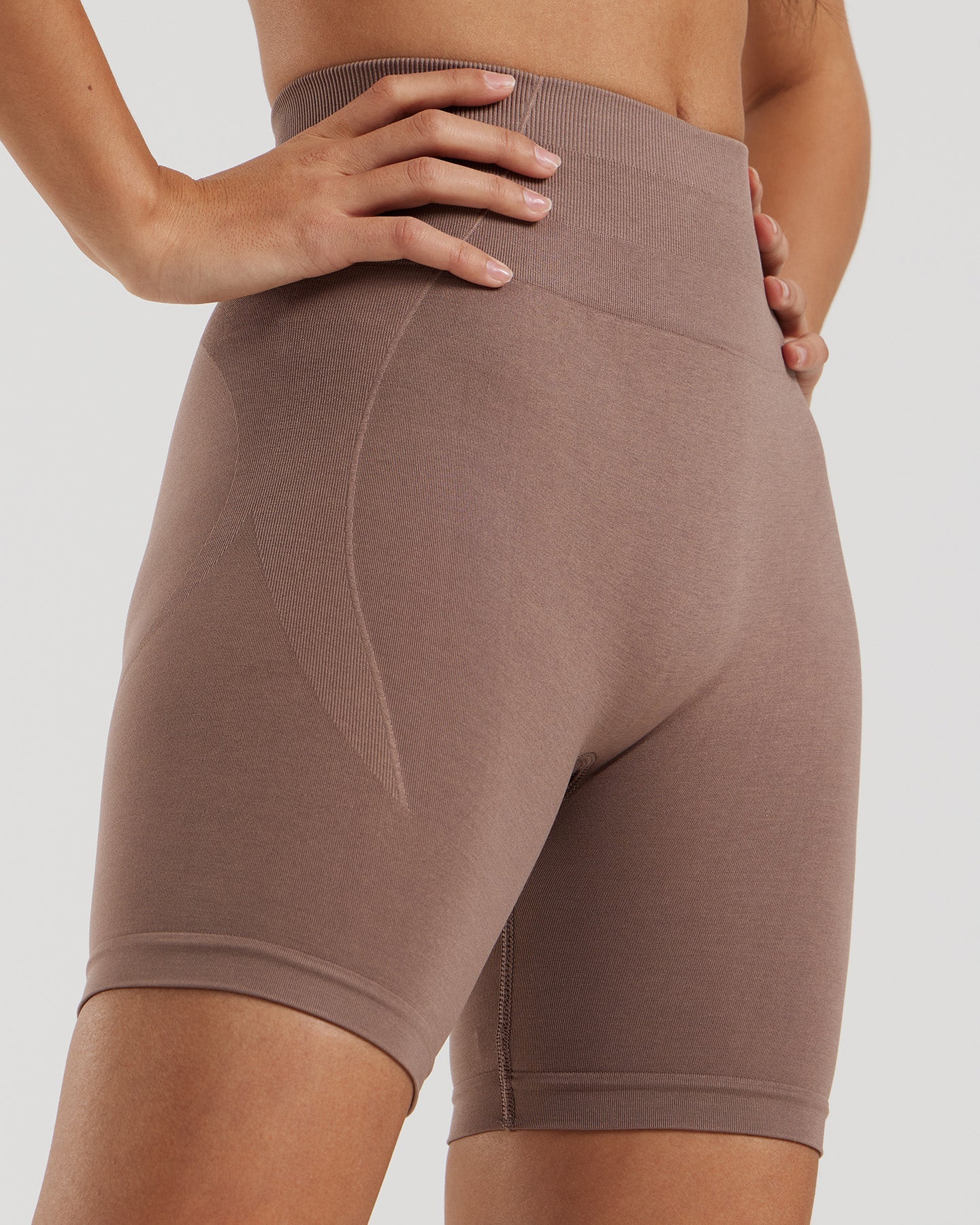 Define 2.0 High Waist Scrunch Shorts 6" | Mocha - Image 2