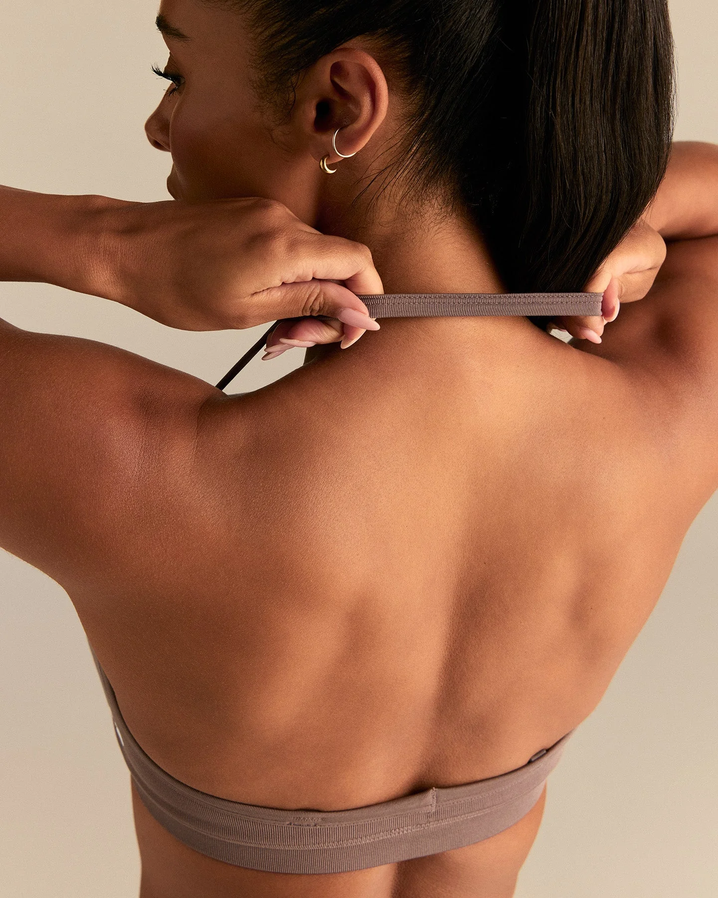 Define 2.0 Scrunch V-Neck Bra | Mocha - Image 4